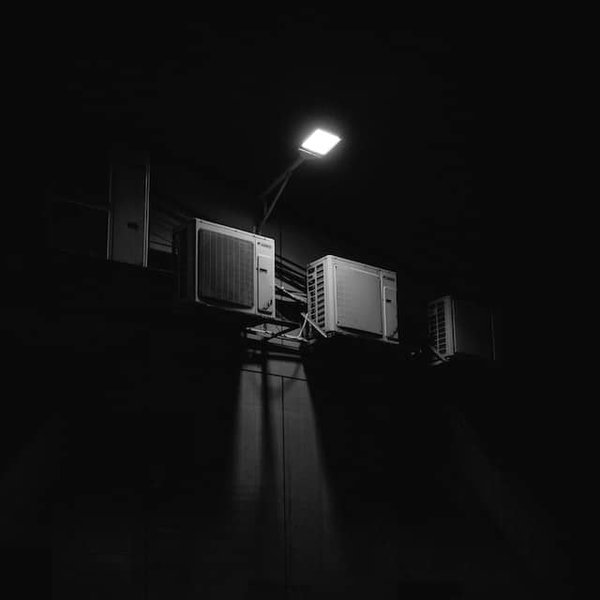 Quelles sont les étapes pour installer un éclairage extérieur avec panneaux solaires déportés ?