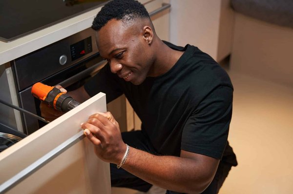 Techniques efficaces pour fixer des tasseaux au plafond